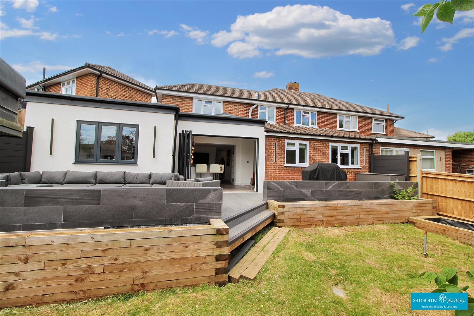 3 bed property in Staddlestone Close, Reading